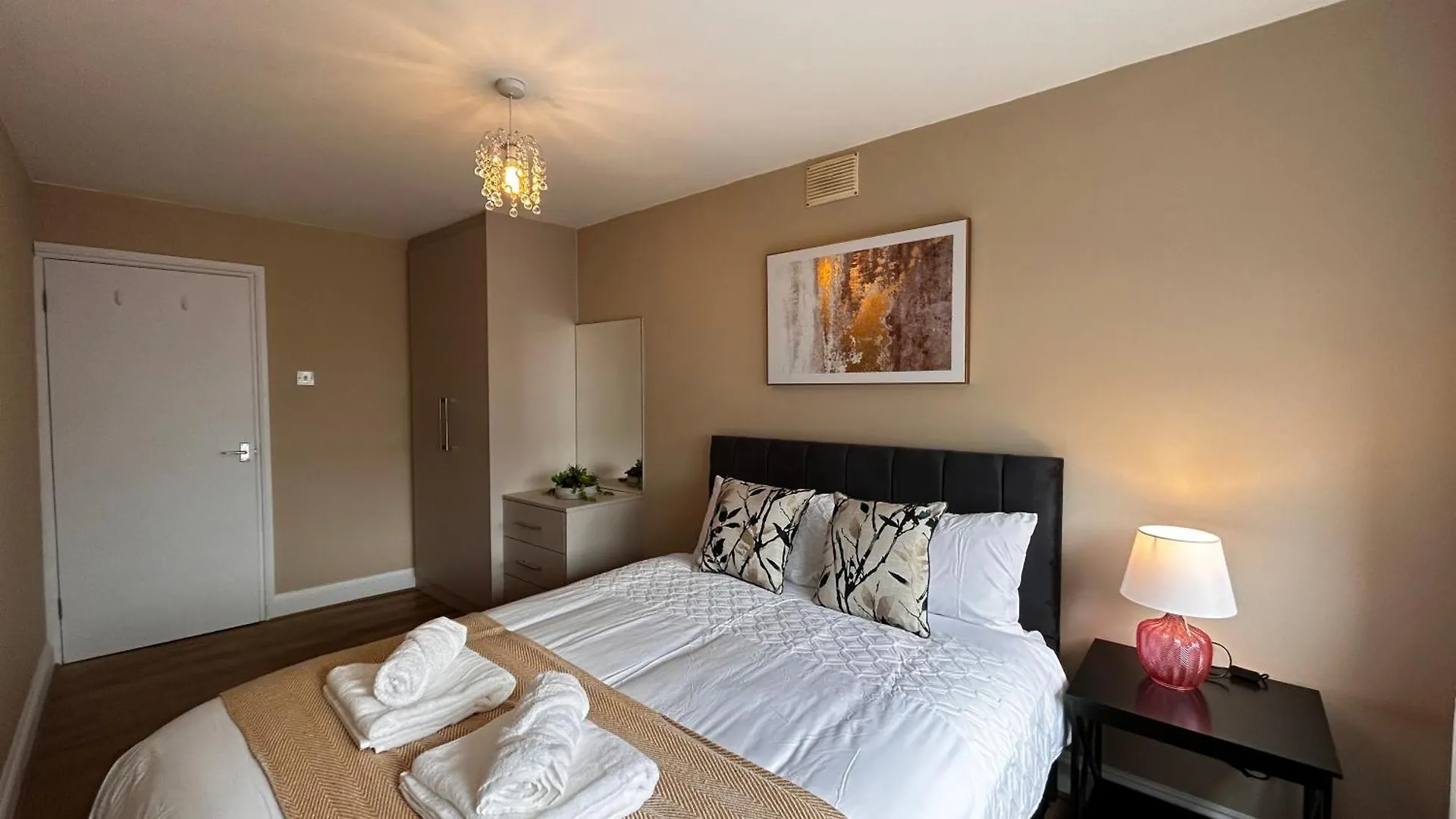 Free Parking 2 Bed Flat Near Heathrow Airport Apartment Hillingdon