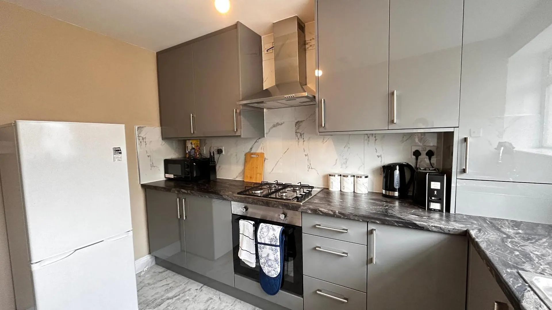 Free Parking 2 Bed Flat Near Heathrow Airport Apartment Hillingdon