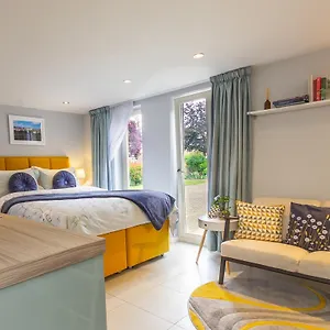 Stylish Studio-walk To Windsor/eton/thames With Car Park Apartment