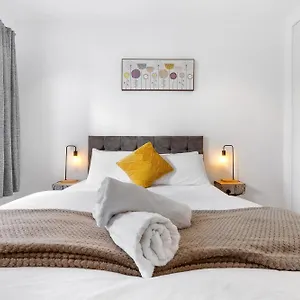 Modern Luxury Next To Aldgate East Station And Tower Of Apartment